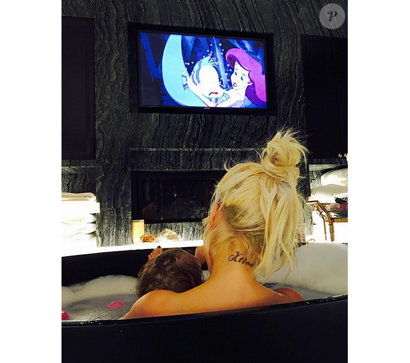 Christina Aguilera et sa fille Summer Rain prennent un bain. Photo publiée sur le compte Instagram de Xtina, au mois de janvier 2016.