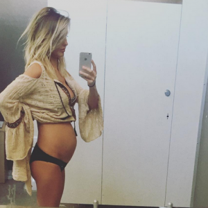 Audrina Patridge enceinte, dévoile son joli baby-bump naissant, sur sa page Instagram. Photo publiée, le 31 janvier 2016.