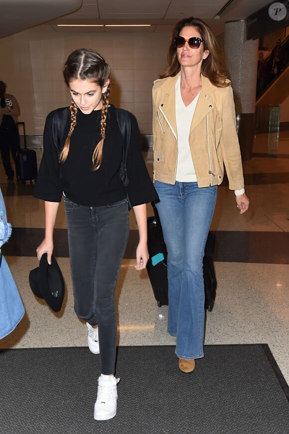 Cindy Crawford et sa fille Kaia Gerber à l'aéroport LAX à Los Angeles. Le 23 novembre 2015.