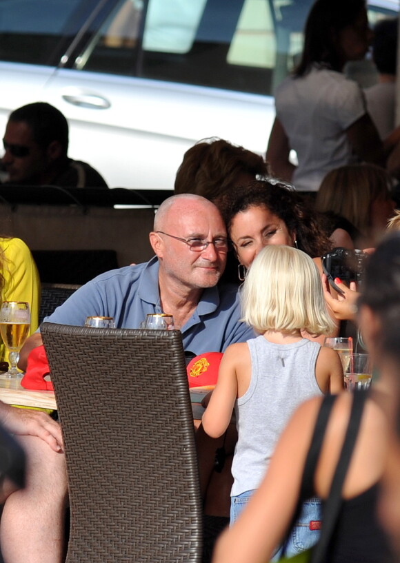Phil Collins en famille dans les rues de Saint-Tropez, le 2 août 2009