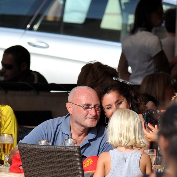 Phil Collins en famille dans les rues de Saint-Tropez, le 2 août 2009