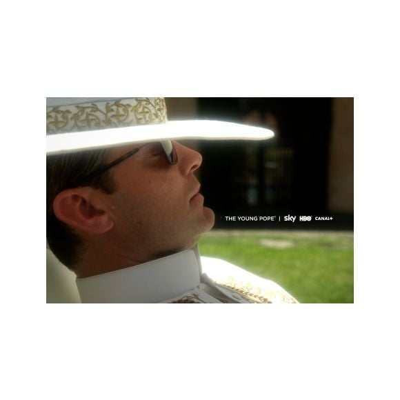 Premier visuel de la série de HBO, The Young Pope