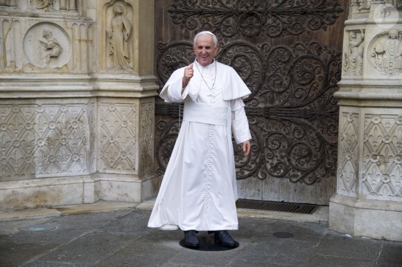 La présentation de sa Sainteté le Pape François sur le parvis de la Cathédrale de Notre de Dame de Paris le 2 avril 2015