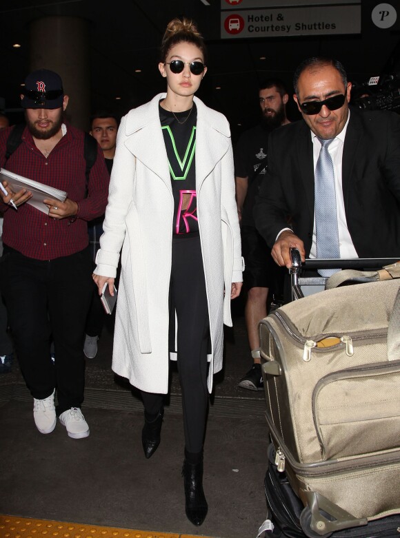 Gigi Hadid arrive à Los Angeles en provenance de Paris le 28 janvier 2016.