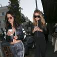 Bella et sa soeur Gigi Hadid se promènent dans les rues de New York. Le 25 novembre 2015