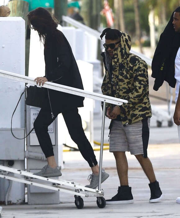 Bella Hadid et son compagnon The Weeknd passent du temps en compagnie de DJ Khaled qui les a invités sur son yacht à Miami, le 28 décembre 2015.