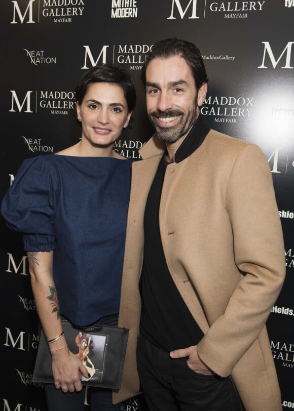 Robert Pirès et son épouse Jessica Lemarié Pirès assistent au vernissage de l'exposition "Decadence" à la Maddox Gallery. Londres, le 3 février 2016.