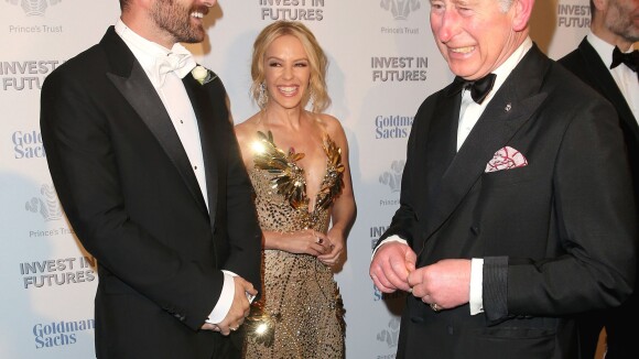 Kylie Minogue, divine et amoureuse, présente son jeune chéri au prince Charles