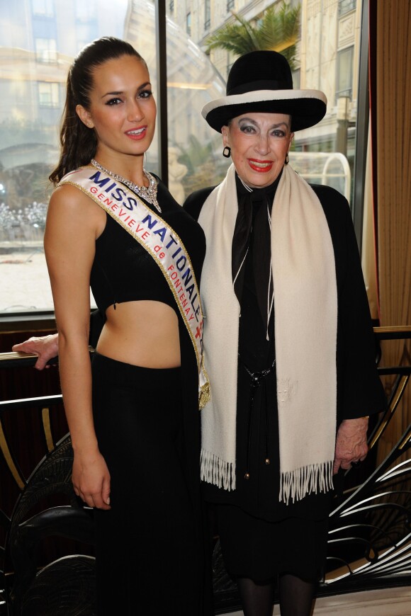 Barabra Morel, Miss Prestige National 2011 avec Geneviève de Fontenay à l'Hôtel Hilton Arc de Triomphe à Paris, le 26 novembre 2011