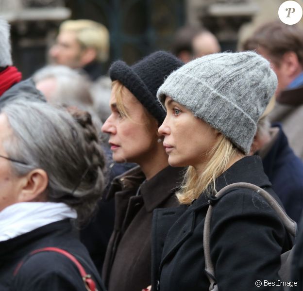 Sandrine Bonnaire et Emmanuelle Béart - Obsèques de Jacques Rivette au cimetière de Montmartre à Paris, le 5 février 2016.05/02/2016 - Paris