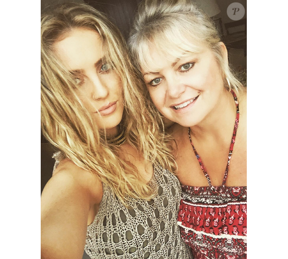 Perrie Edwards a publié une photo d'elle et sa mère sur sa page Instagram, au mois de janvier 2016.