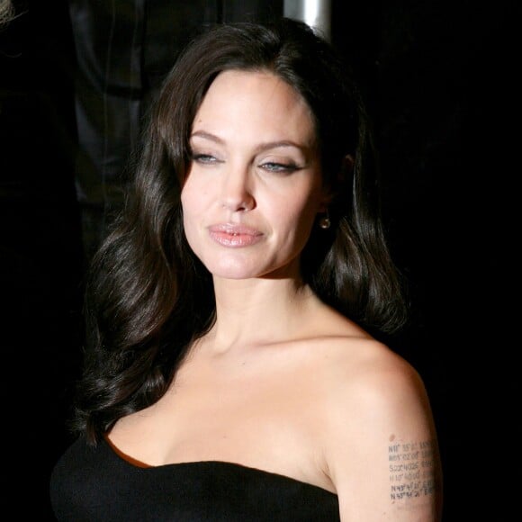 Angelina Jolie monte son tatouage à l'épaule à New York en octobre 2008.