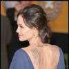 Angelina Jolie et ses tatouages dans le dos à Beverly Hills en 2009.