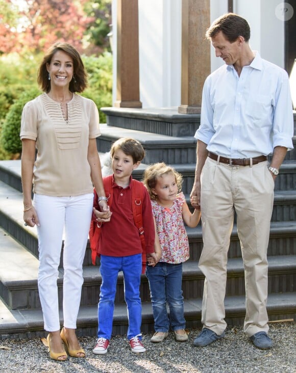 La princesse Marie et le prince Joachim de Danemark avec leurs enfants le prince Henrik et la princesse Athena devant leur domicile à Ordrup le 14 août 2015 au matin de la première rentrée des classes de leur fils.