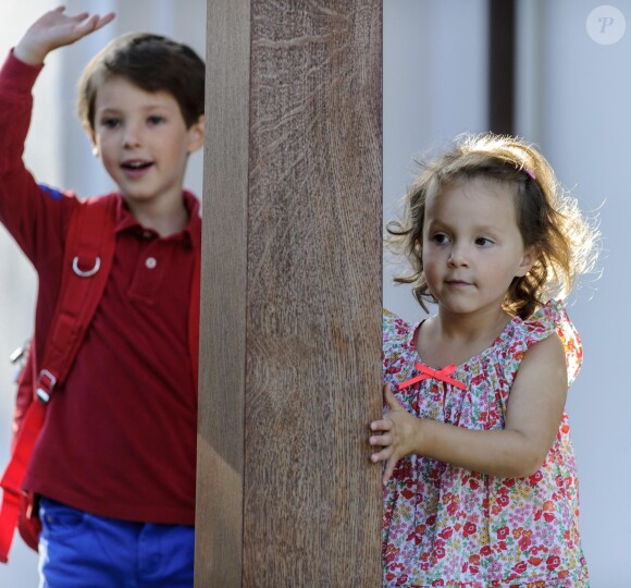 Le prince Henrik de Danemark, avec sa soeur la princesse Athena, le 14 août 2015 au matin de sa première rentrée des classes, à Ordrup.