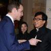 Le Prince William, duc de Cambridge rencontre l'acteur Jackie Chan lors de la conférence du commerce illicite d'espèces sauvages au Musée d'Histoire Naturelle le 12 février 2014 à Londres, en Angleterre.