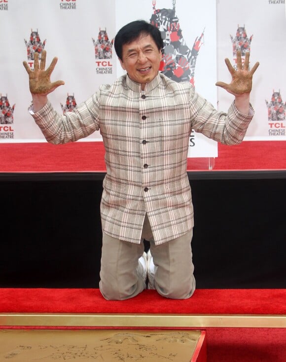Jackie Chan - Jackie Chan immortalise ses empreintes a Hollywood le 6 juin 2013.