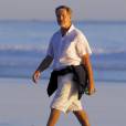 Exclusif - Pierce Brosnan se promène au coucher du soleil sur une plage à Malibu, le 14 novembre 2015