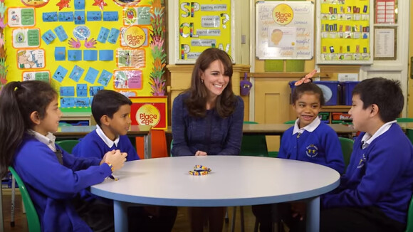 Kate Middleton, duchesse de Cambridge, a discuté avec quatre enfants auxquels l'association Place2Be, dont elle est la marraine, est venue en aide dans le cadre d'une vidéo promouvant la Semaine de la santé mentale des enfants (8-14 février 2016).