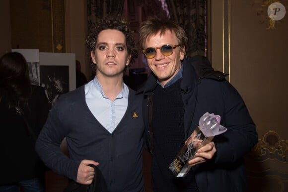 Bruno Sanches et Alex Lutz posent avec leur prix lors de la 21e cérémonie des Lauriers de la radio et de la télévision à l'Hôtel de Ville de Paris le 8 février 2016