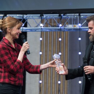 Florence Pernel et Clovis Cornillac lors de la 21e cérémonie des Lauriers de la radio et de la télévision à l'Hôtel de Ville de Paris le 8 février 2016