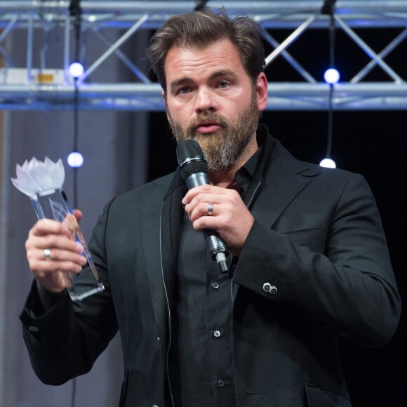 Clovis Cornillac lors de la 21e cérémonie des Lauriers de la radio et de la télévision à l'Hôtel de Ville de Paris le 8 février 2016