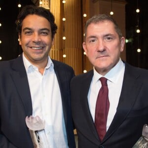 Patrick Cohen et Yves Calvi lors de la 21e cérémonie des Lauriers de la radio et de la télévision à l'Hôtel de Ville de Paris le 8 février 2016