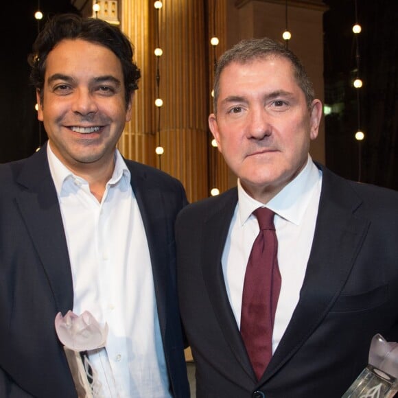 Patrick Cohen et Yves Calvi lors de la 21e cérémonie des Lauriers de la radio et de la télévision à l'Hôtel de Ville de Paris le 8 février 2016
