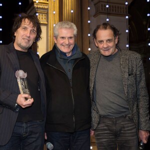 Arnaud Selignac (avec le prix destiné à Laetitia Casta), Claude Lelouch et Jean-François Lepetit lors de la 21e cérémonie des Lauriers de la radio et de la télévision à l'Hôtel de Ville de Paris le 8 février 2016