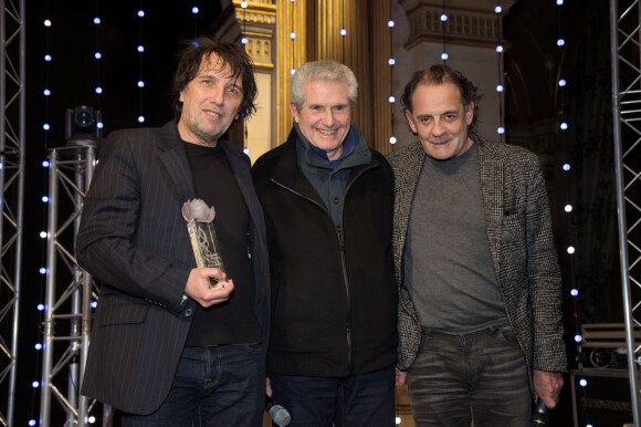Arnaud Selignac (avec le prix destiné à Laetitia Casta), Claude Lelouch et Jean-François Lepetit lors de la 21e cérémonie des Lauriers de la radio et de la télévision à l'Hôtel de Ville de Paris le 8 février 2016