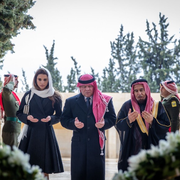 La reine Rania et le roi Abdullah II de Jordanie ont observé un moment de recueillement le 7 février 2016 à la mémoire du roi Hussein, disparu dix-sept ans plus tôt. Image extraite d'une vidéo de la cour royale hachémite.