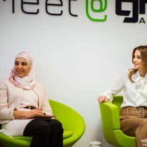 La reine Rania de Jordanie rencontre des femmes chefs d'entreprise le 17 janvier 2016 à Amman.