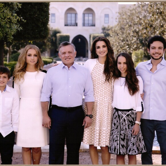Le prince Hashem, la princesse Iman, le roi Abdullah II, la reine Rania, la princesse Salma, le prince héritier Hussein de Jordanie posant devant le palais à Amman pour la carte de voeux du nouvel an 2016.