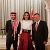 Le prince héritier Hussein, la reine Rania et le roi Abdullah II de Jordanie le 25 mai 2015 à Amman lors des célébrations de l'indépendance.