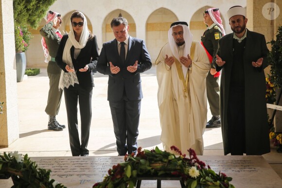 Rania et Abdullah II de Jordanie sur la tombe du roi Hussein le 14 novembre 2014 à Amman.