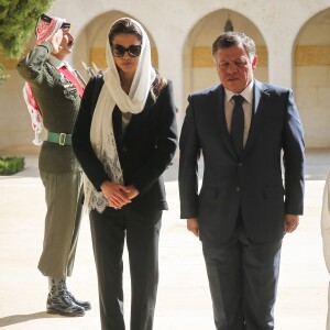 Rania et Abdullah II de Jordanie sur la tombe du roi Hussein le 14 novembre 2014 à Amman.
