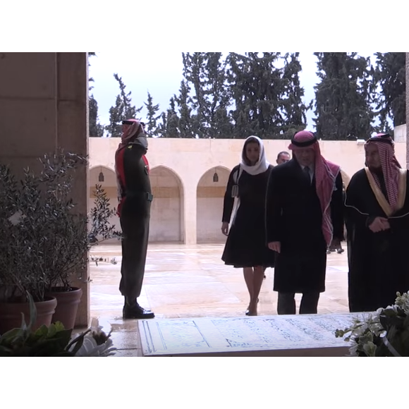 La reine Rania et le roi Abdullah II de Jordanie se sont recueillis le 7 février 2016 à la mémoire du roi Hussein, disparu dix-sept ans plus tôt. Image extraite d'une vidéo de la cour royale hachémite.
