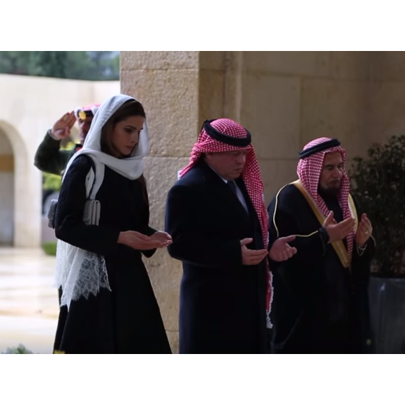 La reine Rania et le roi Abdullah II de Jordanie se sont recueillis le 7 février 2016 à la mémoire du roi Hussein, disparu dix-sept ans plus tôt. Image extraite d'une vidéo de la cour royale hachémite.