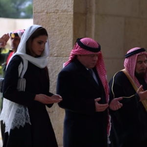 La reine Rania et le roi Abdullah II de Jordanie se sont recueillis le 7 février 2016 à la mémoire du roi Hussein, disparu dix-sept ans plus tôt. Image extraite d'une vidéo de la cour royale hachémite.