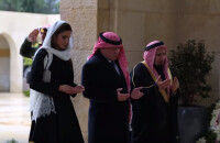 La reine Rania et le roi Abdullah II de Jordanie se sont recueillis dimanche 7 février 2016 à la mémoire du roi Hussein, disparu dix-sept ans plus tôt, sur sa tombe à Amman. Image extraite d'une vidéo de la cour royale hachémite.