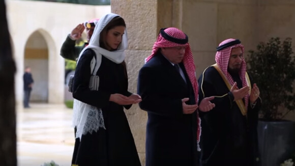 La reine Rania et le roi Abdullah II de Jordanie se sont recueillis dimanche 7 février 2016 à la mémoire du roi Hussein, disparu dix-sept ans plus tôt, sur sa tombe à Amman. Image extraite d'une vidéo de la cour royale hachémite.
