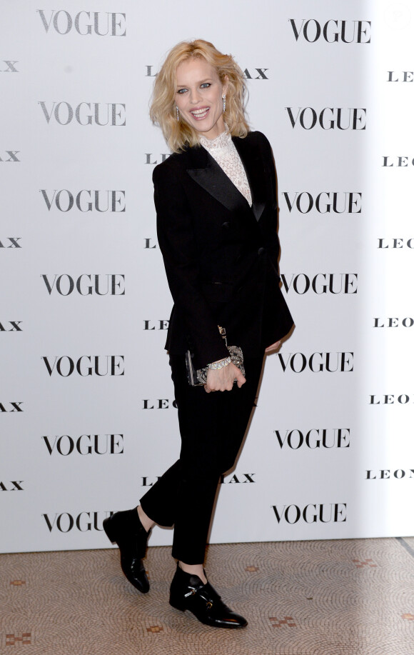 Eva Herzigova lors du vernissage de l'exposition "Vogue 100: A Century of Style" à la National Portrait Gallery. Londres, le 9 février 2016.