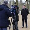 Peter Phillips sur le Mall, à Londres, le 14 janvier 2016, donnant une interview au sujet du pique-nique géant qu'il y organisera pour le 90e anniversaire de sa grand-mère la reine Elizabeth II.