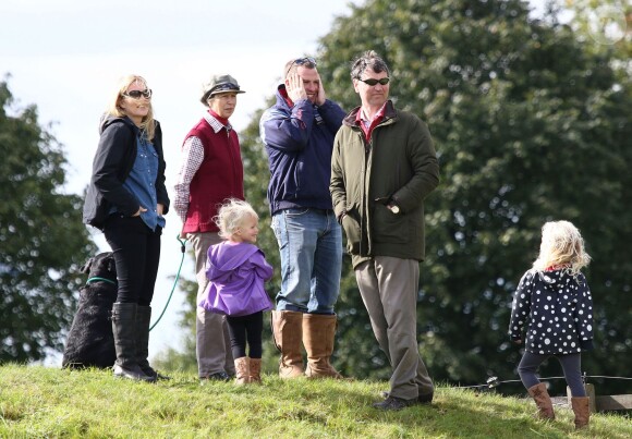 Peter Phillips, sa femme Autumn et leurs filles Isla et Savannah avec la princesse Anne et son époux en secondes noces Timothy Laurence, le 12 septembre 2015 à Gatcombe.