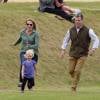 Autumn et Peter Phillips courent après leur fille Isla au Beaufort Polo Club à Tetbury le 14 juin 2015