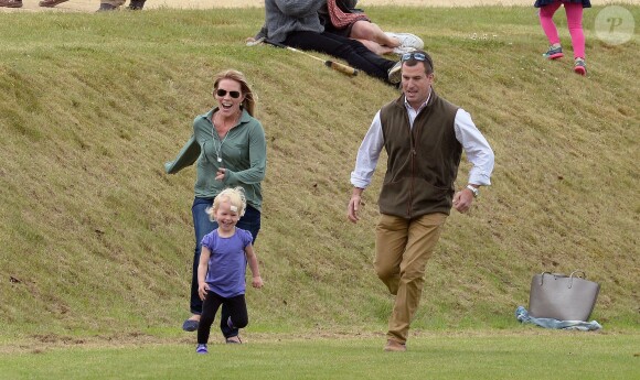 Autumn et Peter Phillips courent après leur fille Isla au Beaufort Polo Club à Tetbury le 14 juin 2015