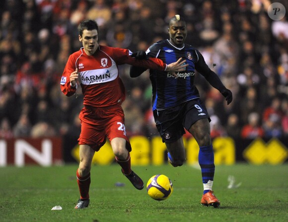 Adam Johnson sous le maillot de Middlesbrough face à Djibril Cissé portant les couleurs de Sunderland au Riverside Stadium de Middlesbrough, le 10 janvier 2009