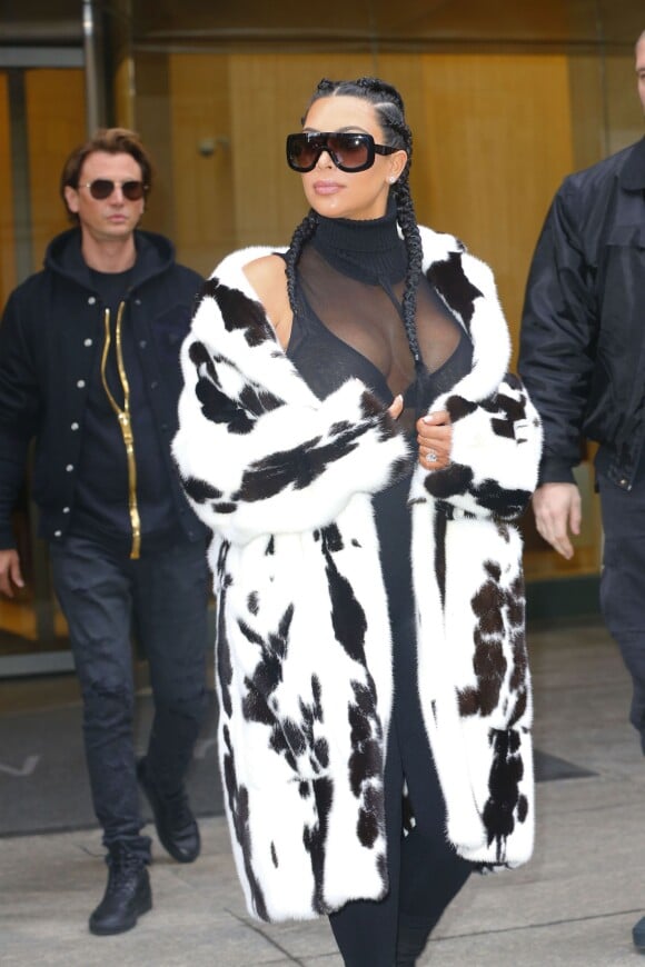 Kim Kardashian porte un haut très transparent lors d'une de ses premières sorties à New York après l'accouchement de son fils. Très discrète depuis la nais­sance le 5 décembre dernier, Kim Karda­shian est enfin ressor­tie de sa diète média­tique. Elle se rend au pre-show du défilé de mode de son mari Kanye West dans le quartier de Soho, le 10 février 2016 © CPA/Bestimage