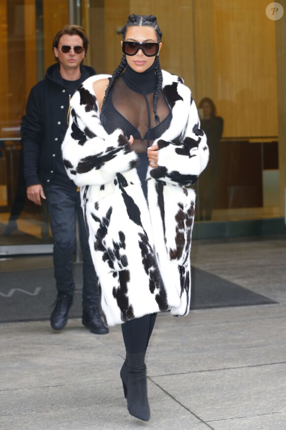 Kim Kardashian porte un haut très transparent lors d'une de ses premières sorties à New York après l'accouchement de son fils. Très discrète depuis la nais­sance le 5 décembre dernier, Kim Karda­shian est enfin ressor­tie de sa diète média­tique. Elle se rend au pre-show du défilé de mode de son mari Kanye West dans le quartier de Soho, le 10 février 2016 © CPA/Bestimage