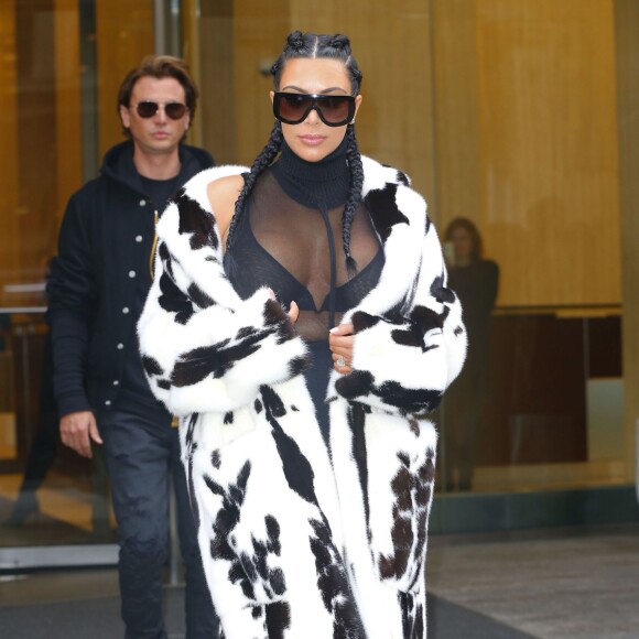 Kim Kardashian porte un haut très transparent lors d'une de ses premières sorties à New York après l'accouchement de son fils. Très discrète depuis la nais­sance le 5 décembre dernier, Kim Karda­shian est enfin ressor­tie de sa diète média­tique. Elle se rend au pre-show du défilé de mode de son mari Kanye West dans le quartier de Soho, le 10 février 2016 © CPA/Bestimage